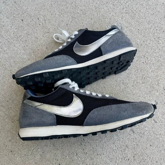 Nike Waffle running shoes Men's Black and Gray Sneakers size 10.5 10 1/2